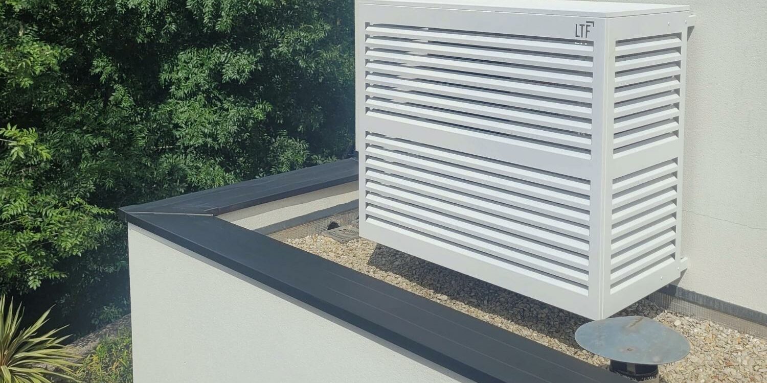 Modèle Persienne. Cache climatisation / Pompe à chaleur