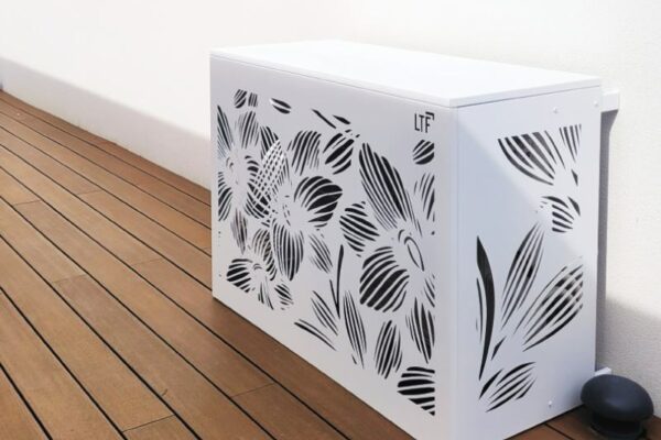 Cache climatisation / pompe à chaleur. Collection Fleur de Lys.