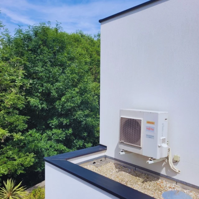 La saison des installations de clim a débuté et nos partenaires installent votre cache climatisation en même temps que votre unité. C'est un plaisir de voir le résultat chez des clients totalement satisfaits 😍 #cacheclim #climatisation #modelepersienne #produitfrançais #latôleriefrançaise #maisondesign #climatiseur